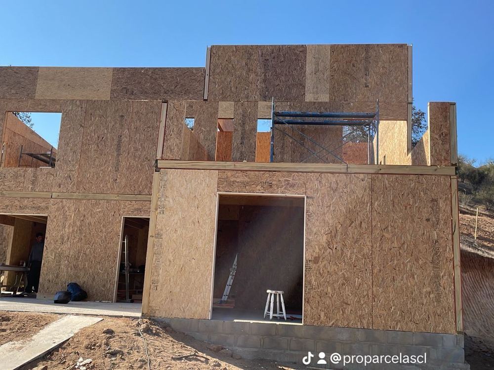 Casa de dos pisos en panel SIP en construcción