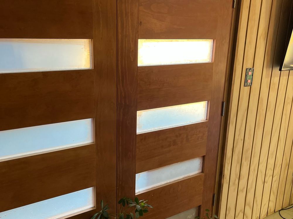 Puerta de acceso de madera en casa terminada